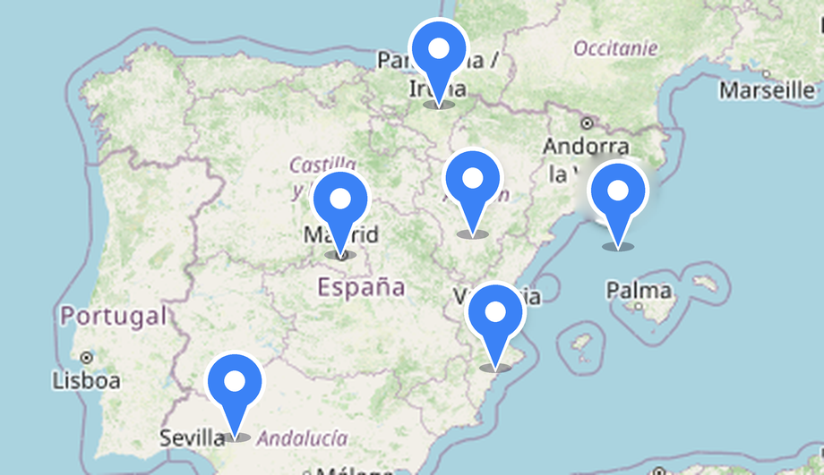 Mapa de una red de franquicias en España con seis locales y el contexto de cada uno: partido, crucero, lluvia y centro comercial lleno